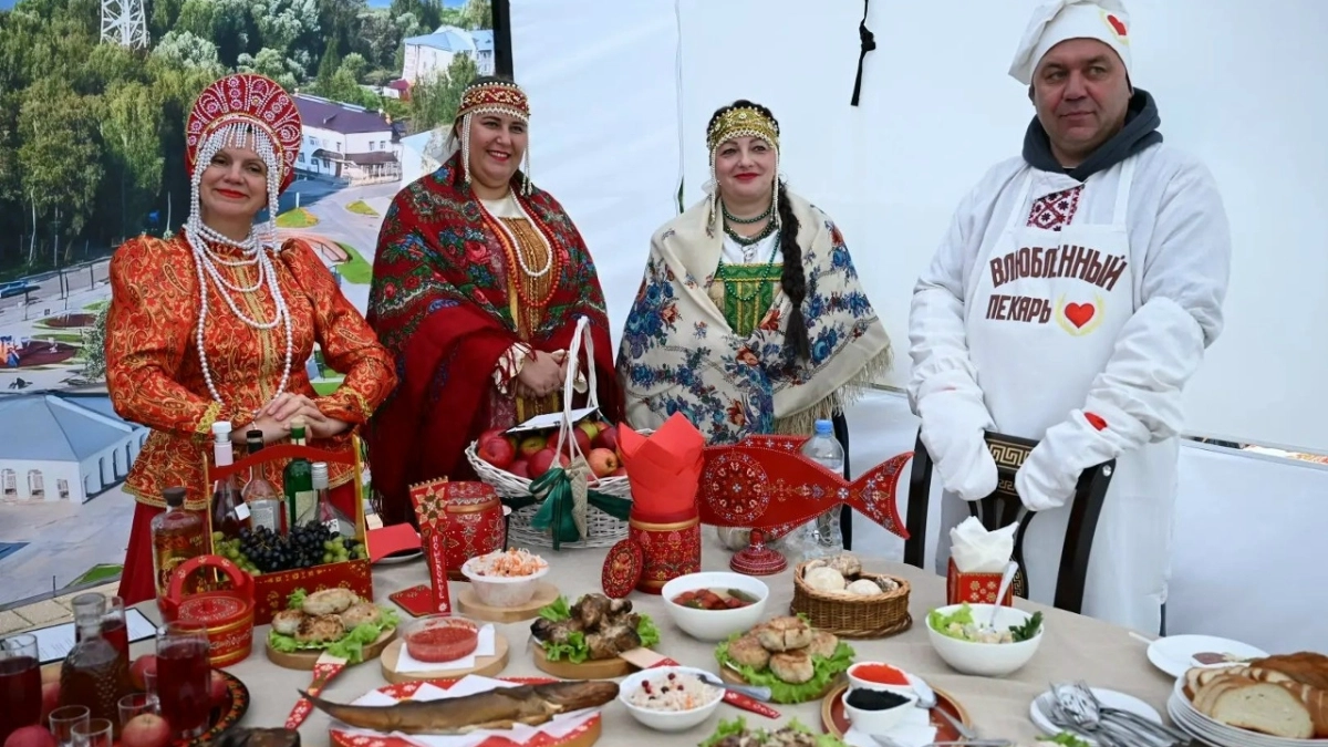 На Советской площади Ярославля развернули ярмарку фермерских продуктов