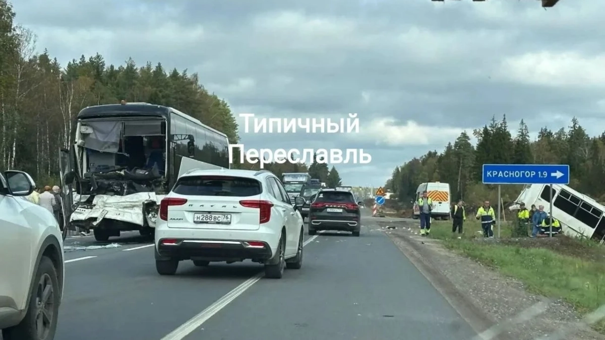Автобус вылетел в кювет после жесткого столкновения на трассе в Ярославской области