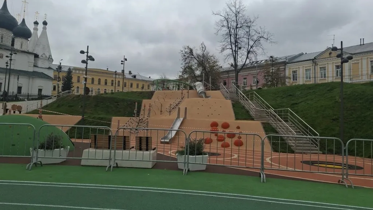 На открытии «Спартаковца» в Ярославле вандалы повредили детскую площадку
