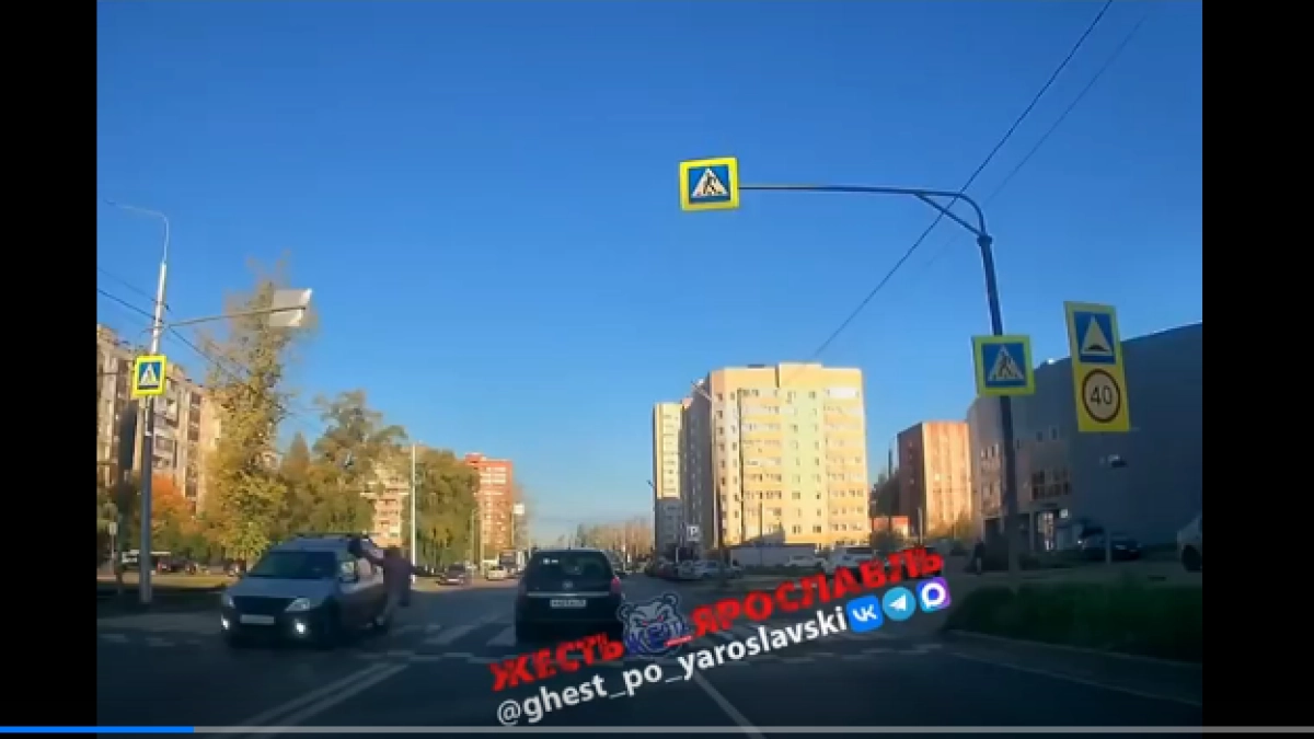 В Ярославле на улице Труфанова водитель "ВАЗа" сбил женщину на "зебре"