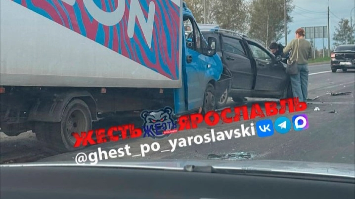 На Юго-Западной окружной дороге в Ярославле столкнулись четыре автомобиля