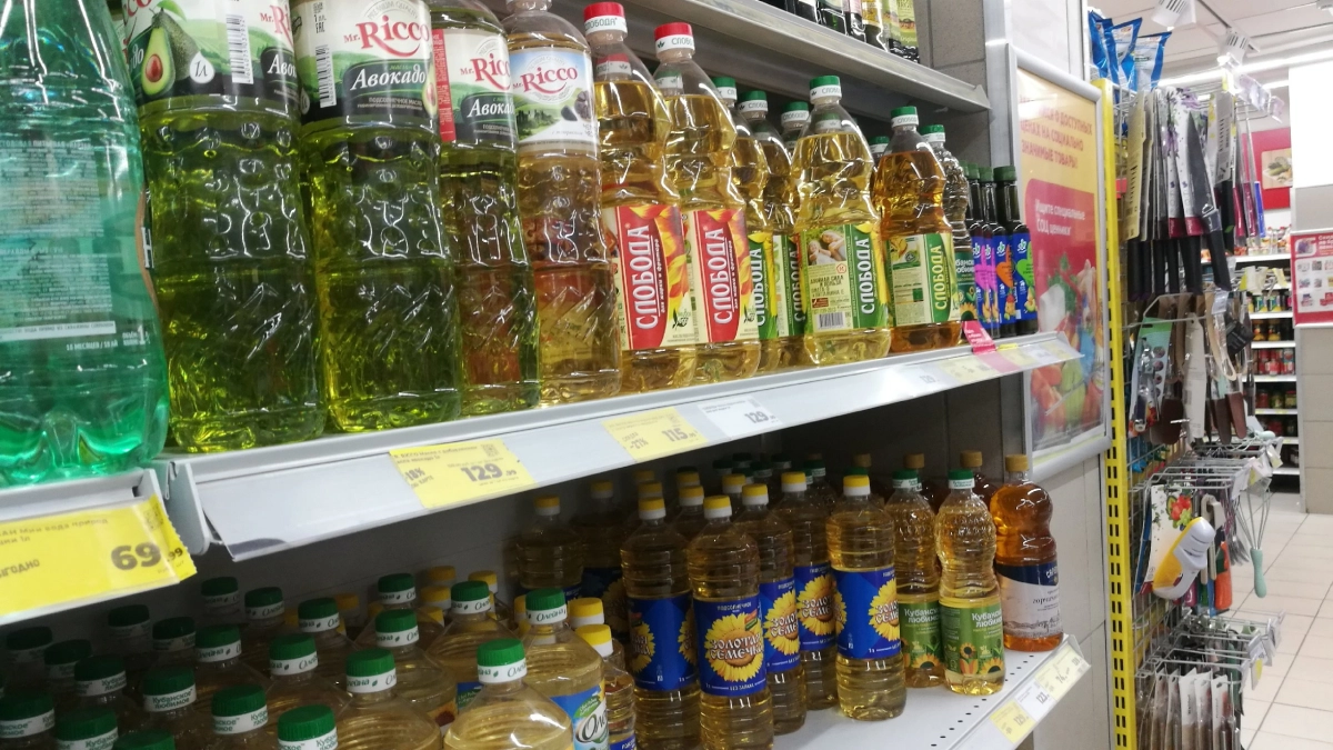 На полке — бутылка, внутри — «жидкое золото»: какие марки подсолнечного масла отметило Роскачество