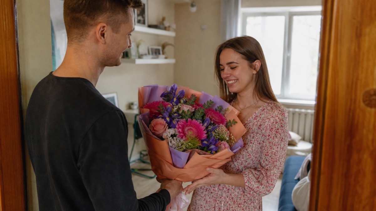 Львам - яркие герберы, Девам - строгие ирисы: какие цветы подарить каждому знаку на праздник