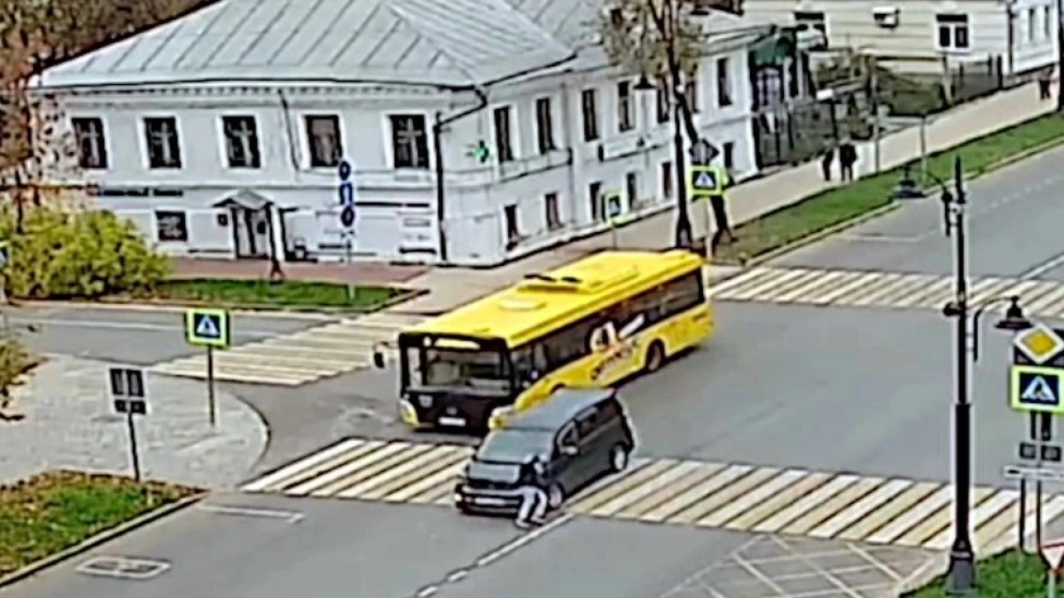 В Угличе лихач на иномарке снес 11-летнего мальчика на переходе и уехал