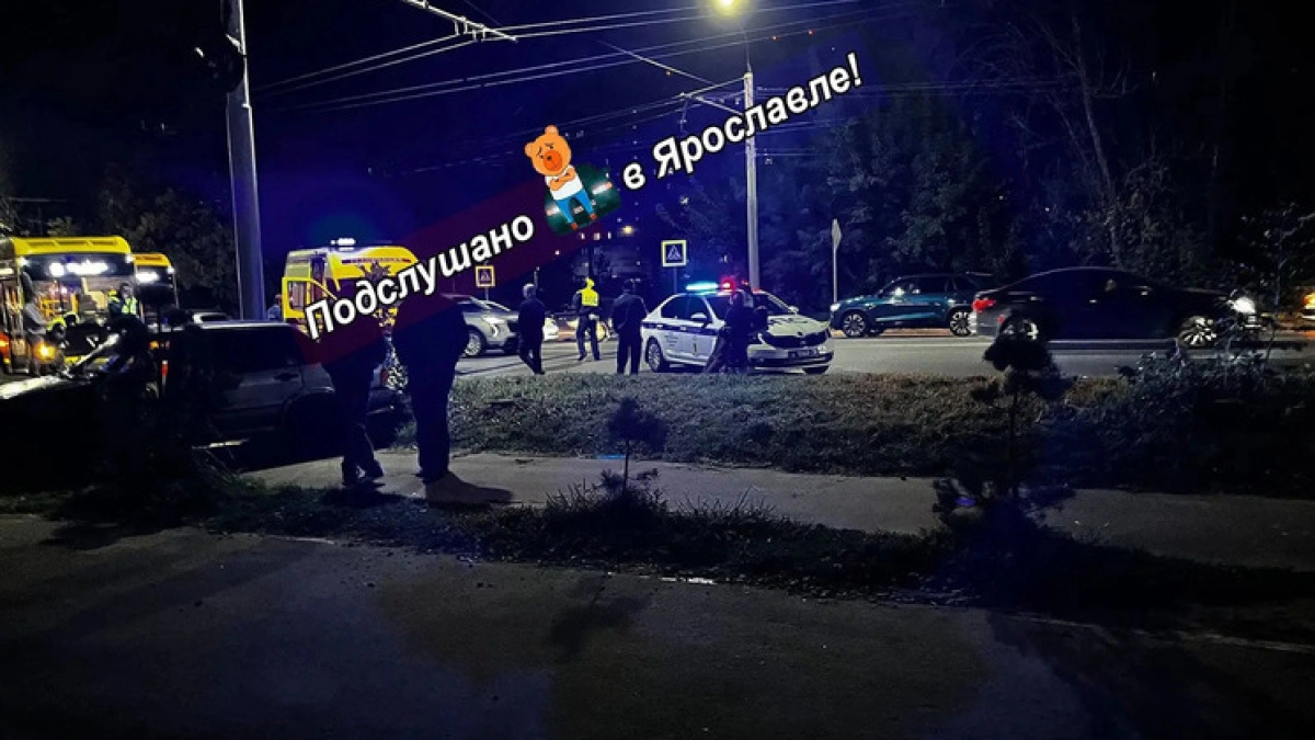В Ярославле легковушка врезалась в автобус №90, есть пострадавшие