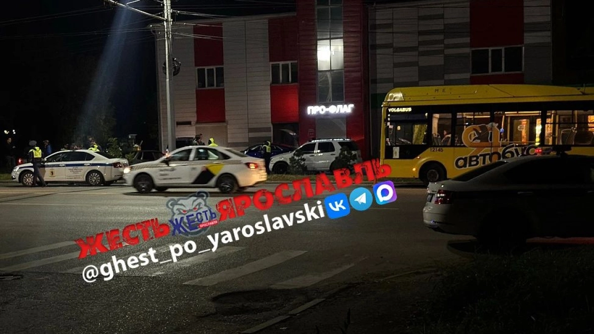 В Ярославле легковушка с неадекватным водителем протаранила автобус №90