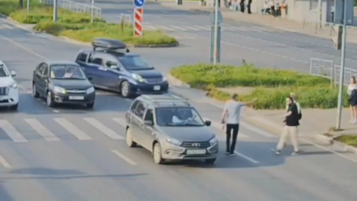 В Ярославле на перекрестке Урицкого и Ленинградского сбили выбежавшую на дорогу девочку