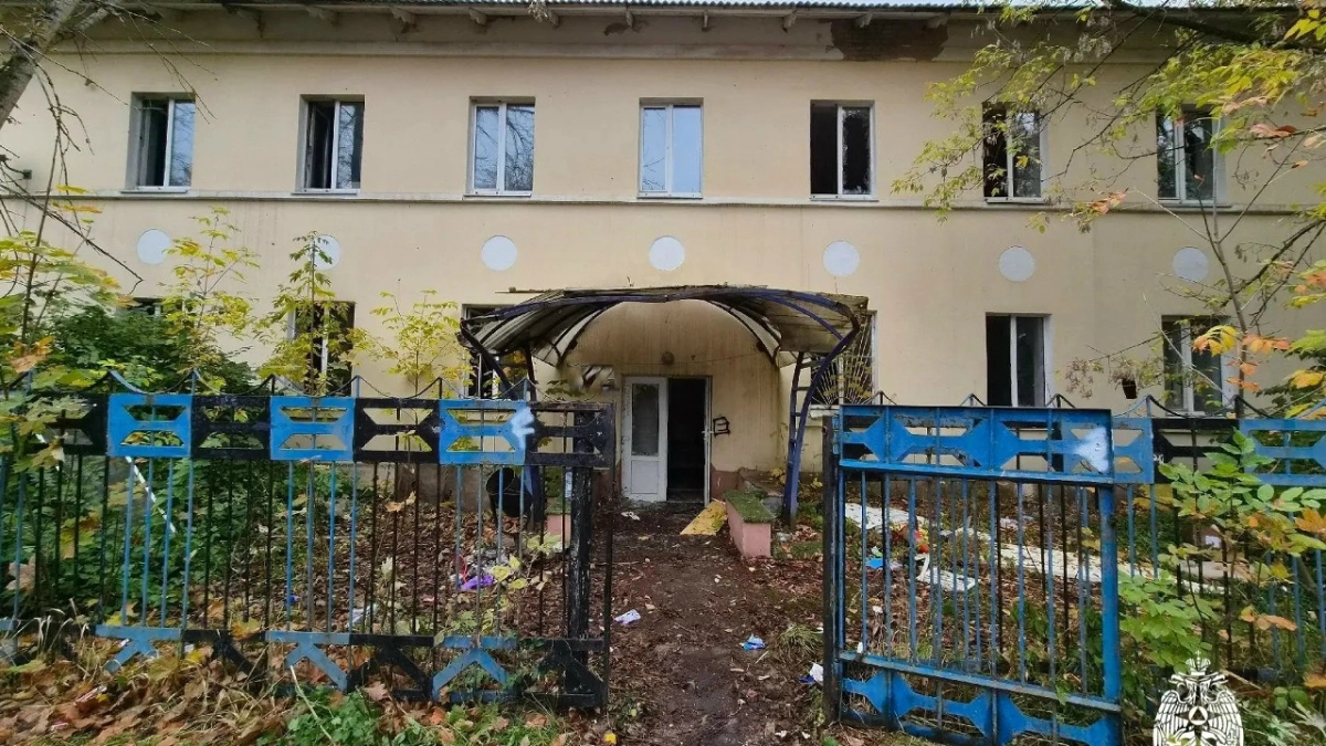 В Ярославле на улице Спортивной подожгли заброшенное двухэтажное здание