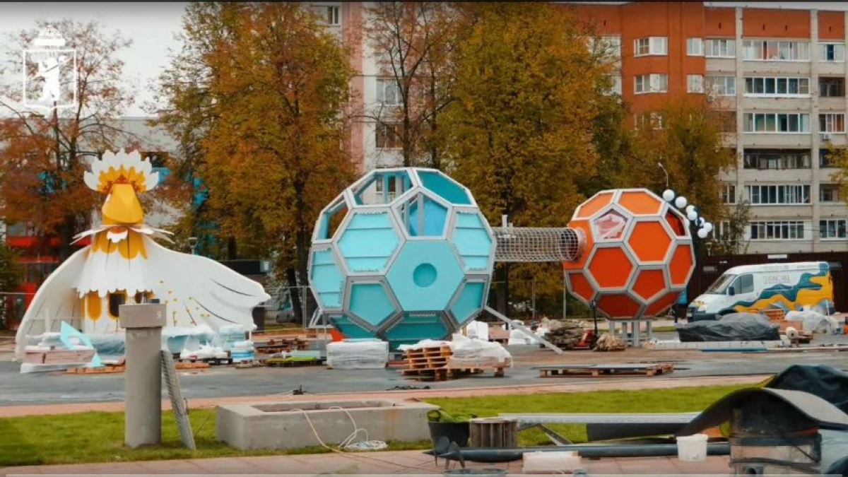 На площади Юности в Ярославле установили Птицу Говорун и начали высадку деревьев