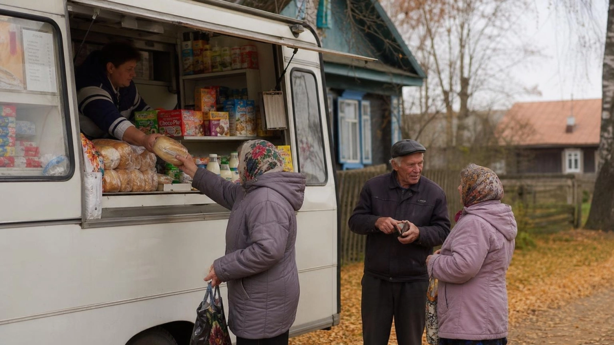 Заглянула в автолавку, которая спасает глухие деревни: показываю цены на продукты и что берут местные