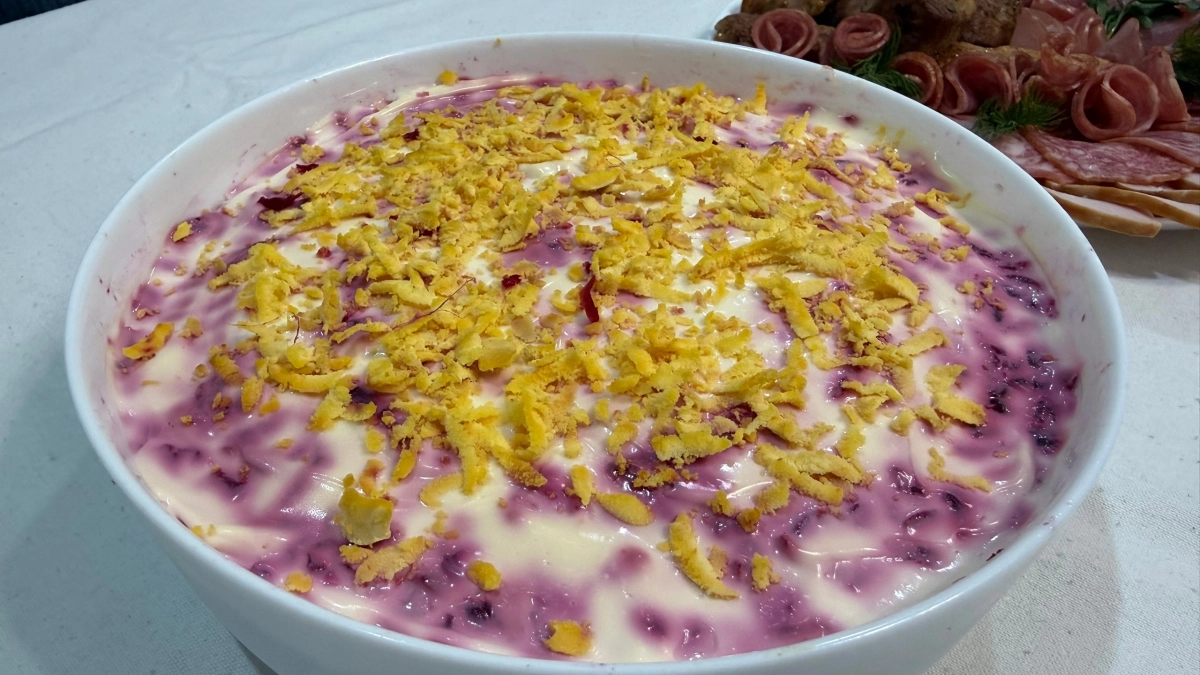 Забудьте про селедку: нежнейшая курица под шубой покорит всех гостей новогоднего стола за минуту