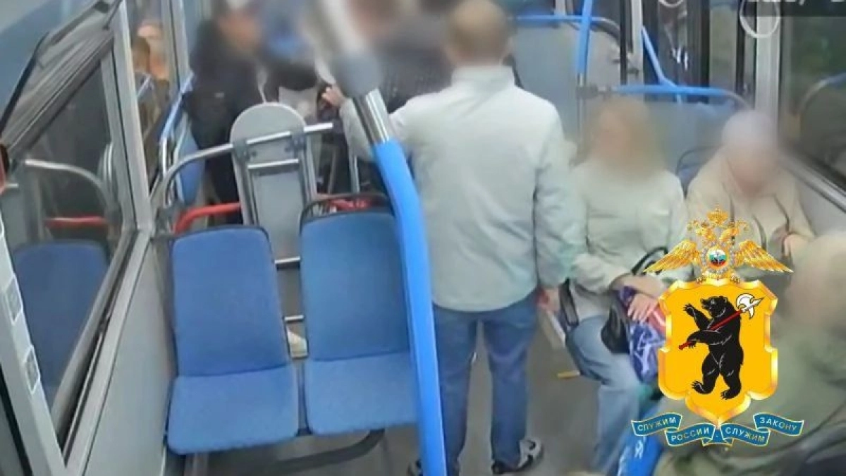 В Ярославле пассажир автобуса достал нож во время ссоры с 15-летним школьником