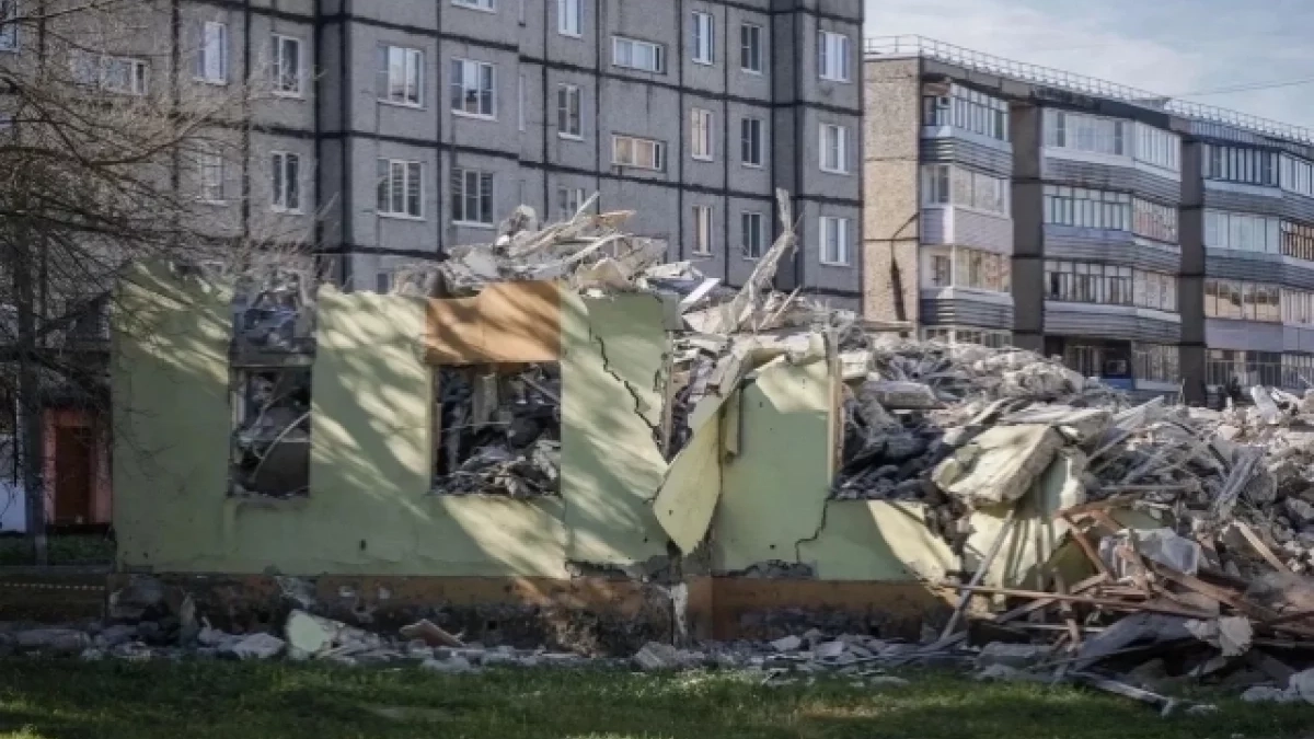 В Рыбинске на Щепкина начали разбор второго из двух аварийных домов
