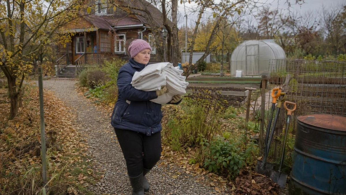 Мешки из-под сахара распускаю на полотна, словно тесто: получается прочное сырьё для дачных хитростей