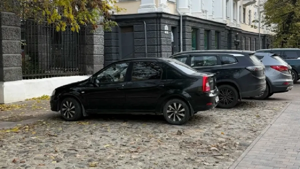 В центре Ярославля старинную булыжную мостовую на тротуаре заняли под парковку
