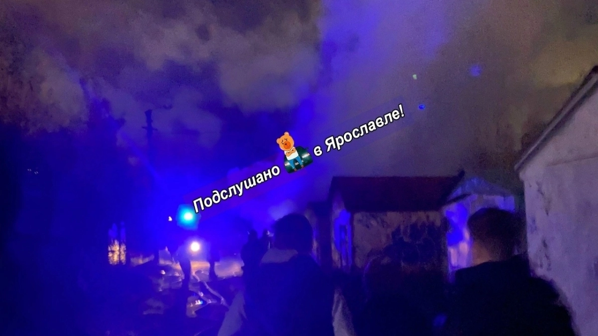 В Ярославле возле гипермаркета потушили пожар в трех гаражных боксах