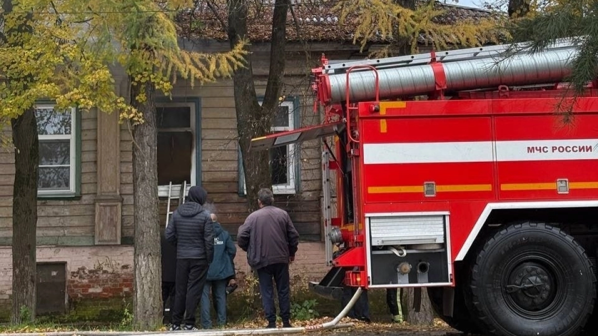В Переславле-Залесском при пожаре в доме у Покровской церкви пострадал человек