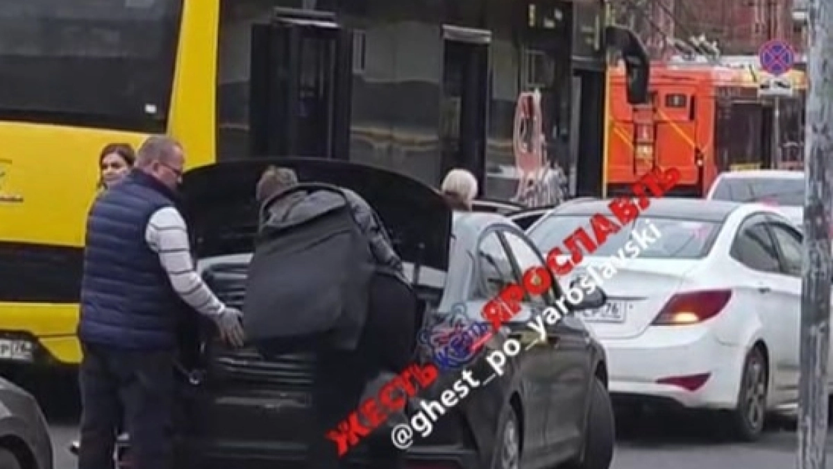 Ярославцы пожаловались на автохамов на такси у вокзала Ярославль-Главный