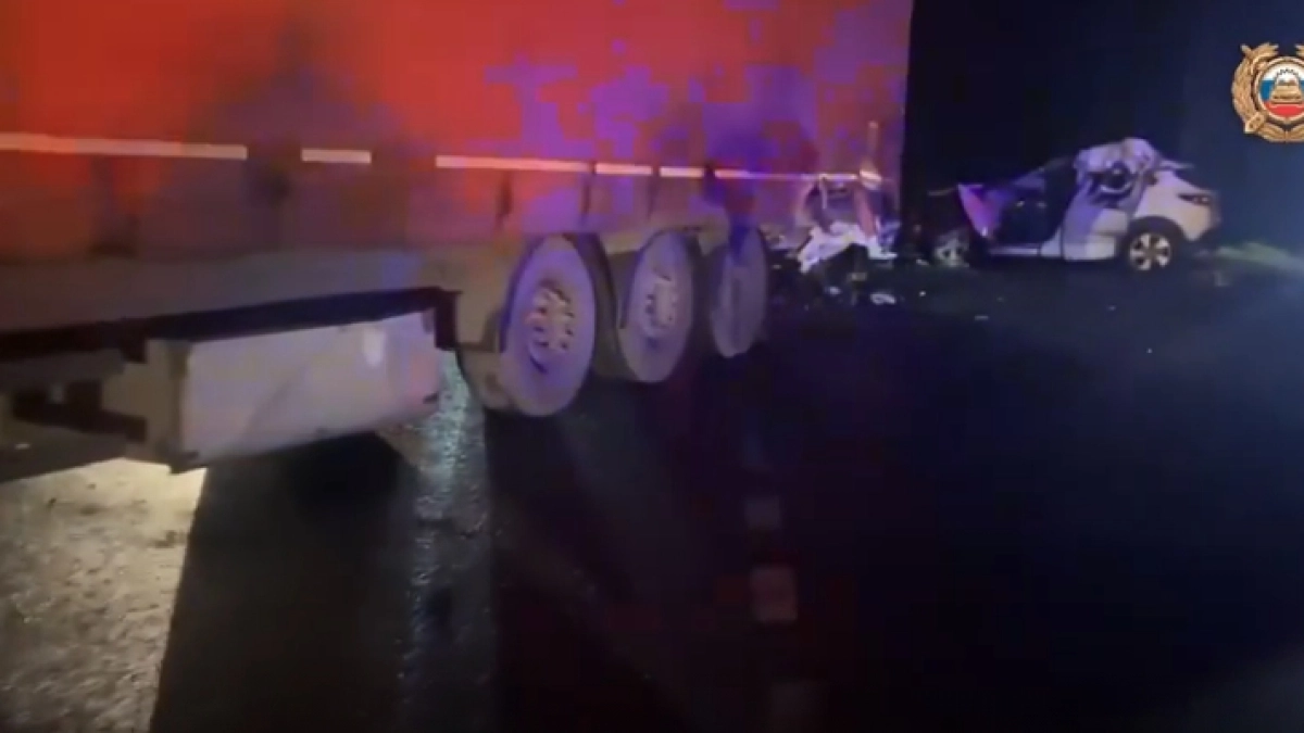 Разворот фуры Scania на трассе "Золотое кольцо" в Ярославле убил водителя "Опеля"
