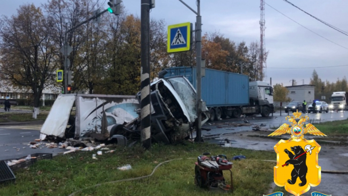 Водитель "ГАЗели" погиб в страшном столкновении с тягачом "Мерседес" в Ростове