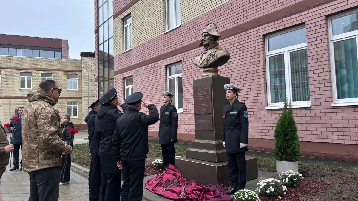 В Ярославле открыли десятиэтажный портрет адмирала Ушакова и новый памятник