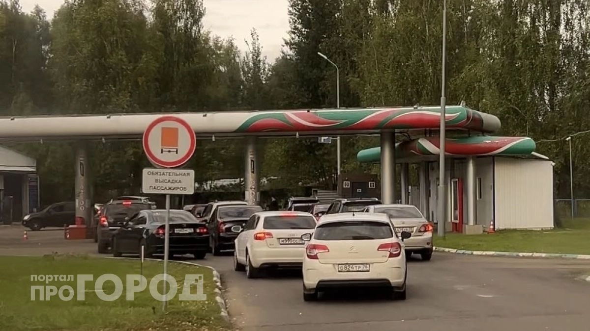 На ярославских заправках за неделю резко подорожали все марки топлива