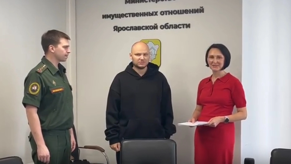 В Ярославле участник спецоперации из числа сирот получил ключи от квартиры