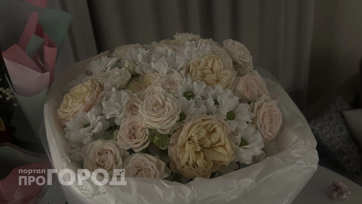 Не розы и не тюльпаны: какие цветы дарят на праздники, чтобы букет выглядел дорого и не завял через два дня