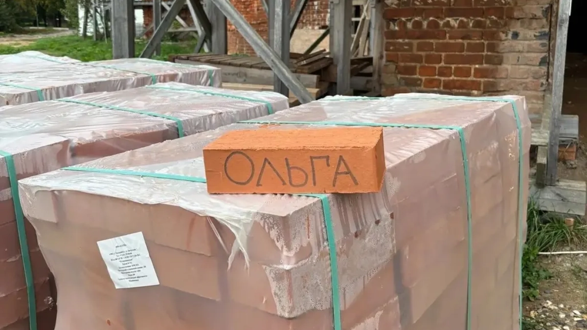 В Курбе именные кирпичи благотворителей начали закладывать в стены Казанского храма