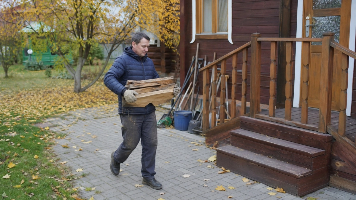 Не дуб и не берёза: какие дрова раскаляют печь, почти не дымят и меньше засоряют трубу