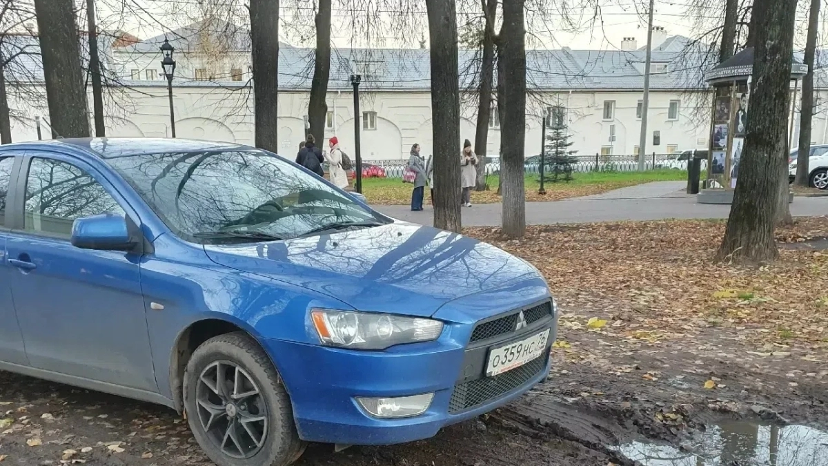 В центре Ярославля главную прогулочную зону превратили в стихийную парковку