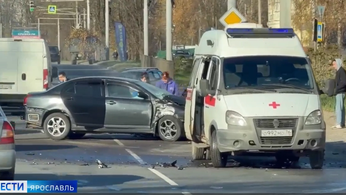 Иномарку развернуло поперек полос при жестком ДТП в Ярославле