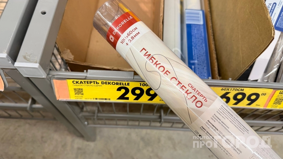 Гибкое стекло в «Чижике» беру рулонами: покрываю старую мебель — кухня получает глянец дорогого гарнитура