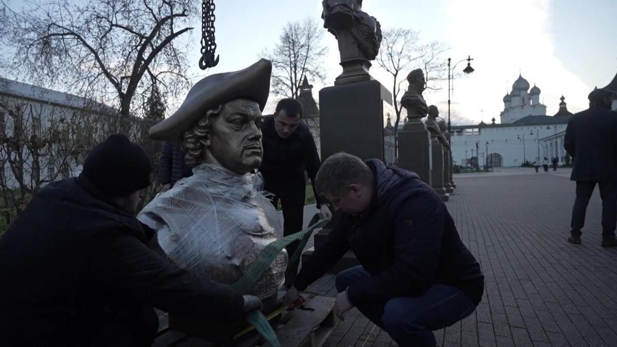 Трехметровый памятник Петру I завершил Аллею российских императоров в Ростове Великом