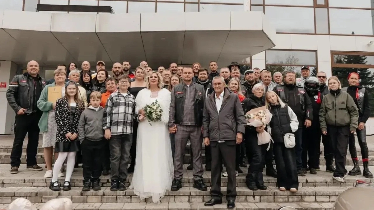 Вместо лимузина на байках: в Рыбинске прогремела необычная свадьба под рев моторов