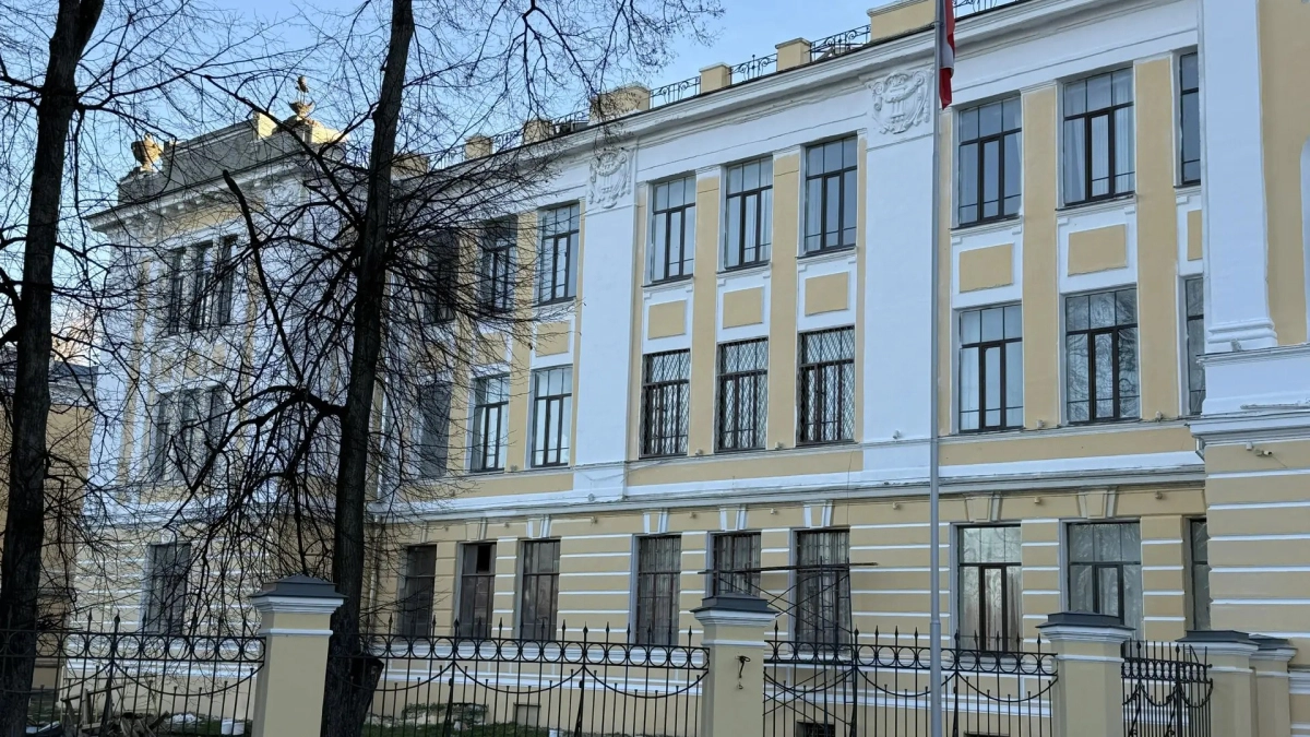 В Ростове завершили сложный ремонт фасадов и ограды исторической гимназии имени Кекина