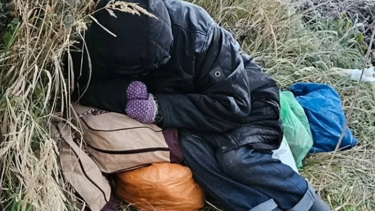 В Ярославле на Липовой горе одинокая пенсионерка месяц живет на трубах и замерзает на улице