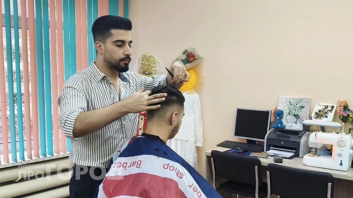Курд из Ирака переехал в Ярославль: бесплатно стрижет в детдоме и учит язык по песням Билана