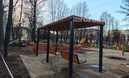 Теннисные столы и качели всех видов: как выглядит сквер в Ярославле, который не могут сдать больше года