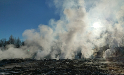 Под Ярославлем сжигают снесенные развалюхи