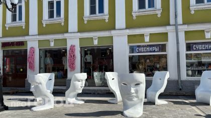 На улице Депутатской установили кресла в форме гигантских масок