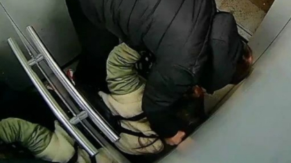 В Дзержинском районе жилец многоэтажки набросился с кулаками на хозяйку собаки в лифте