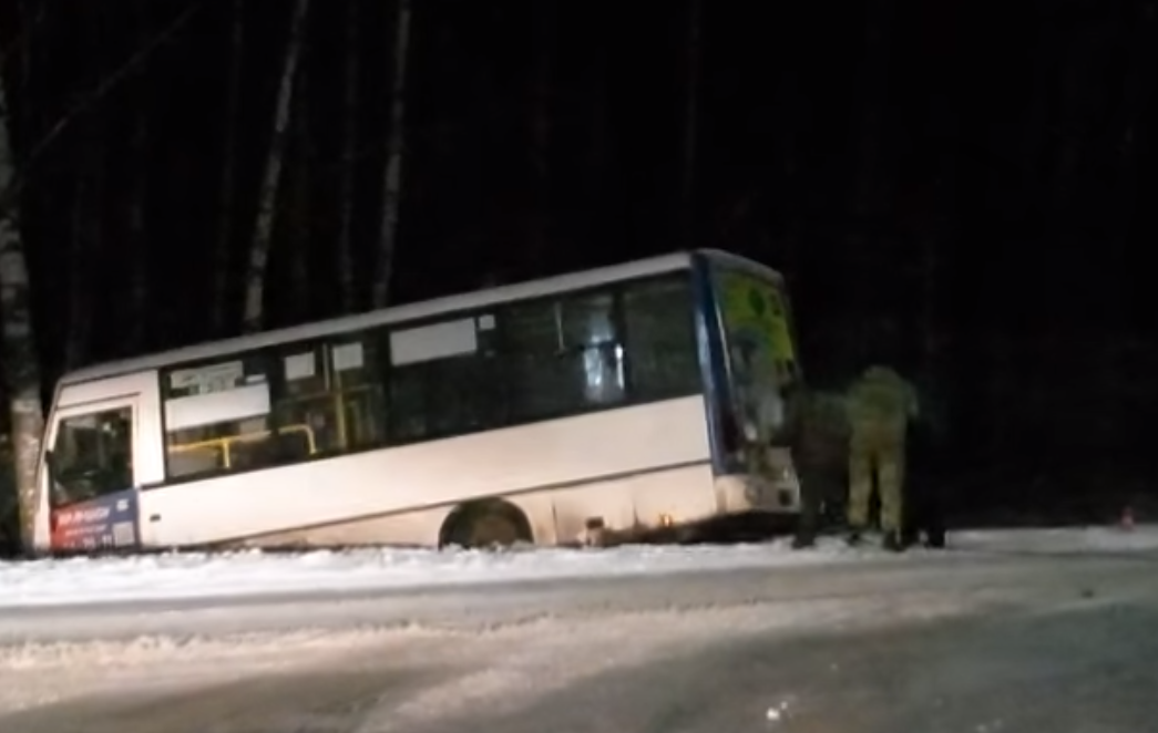 Транспортная схема в действии: в Ярославле автобус улетел в кювет