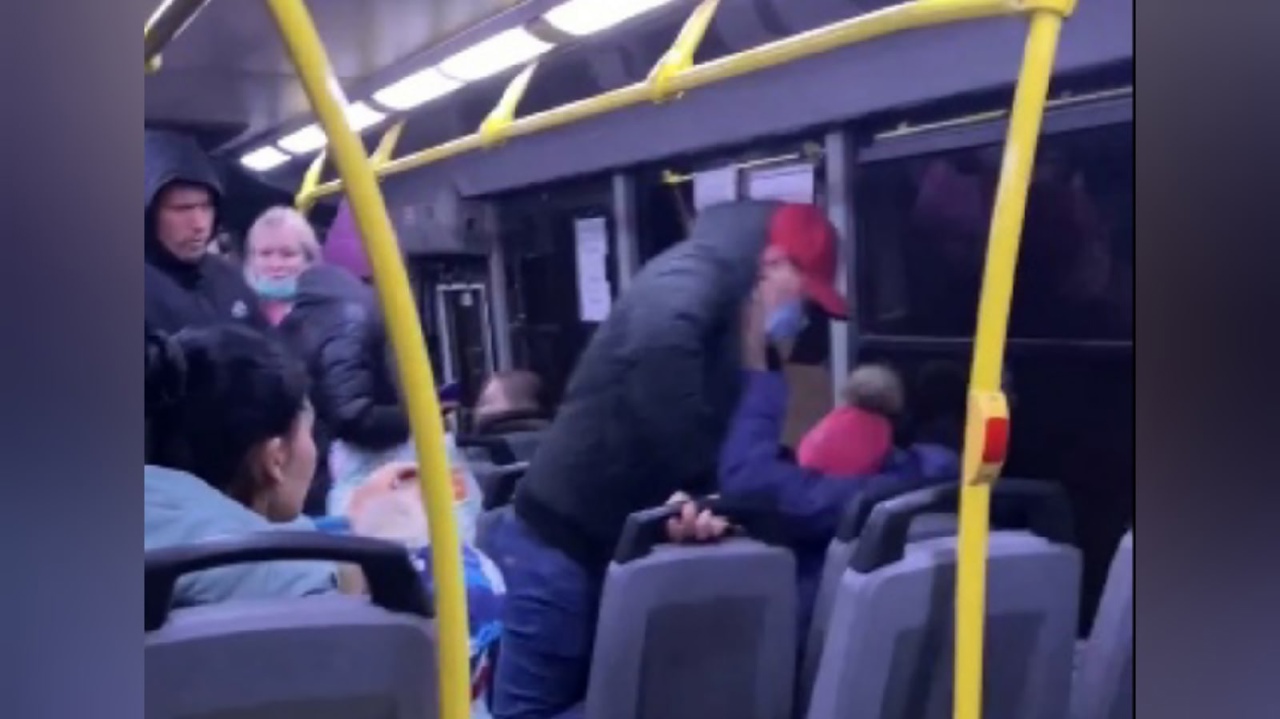 "Упали на маленькую девочку": подробности автобусной потасовки в Ярославле