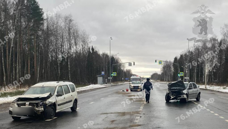 Пару увезли на скорой: под Ярославлем произошло массовое ДТП с пострадавшими