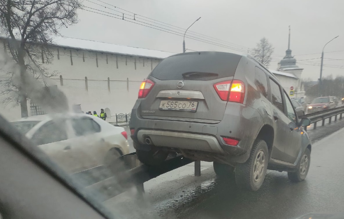  На Богоявленской площади дама в иномарке повисла на заборе