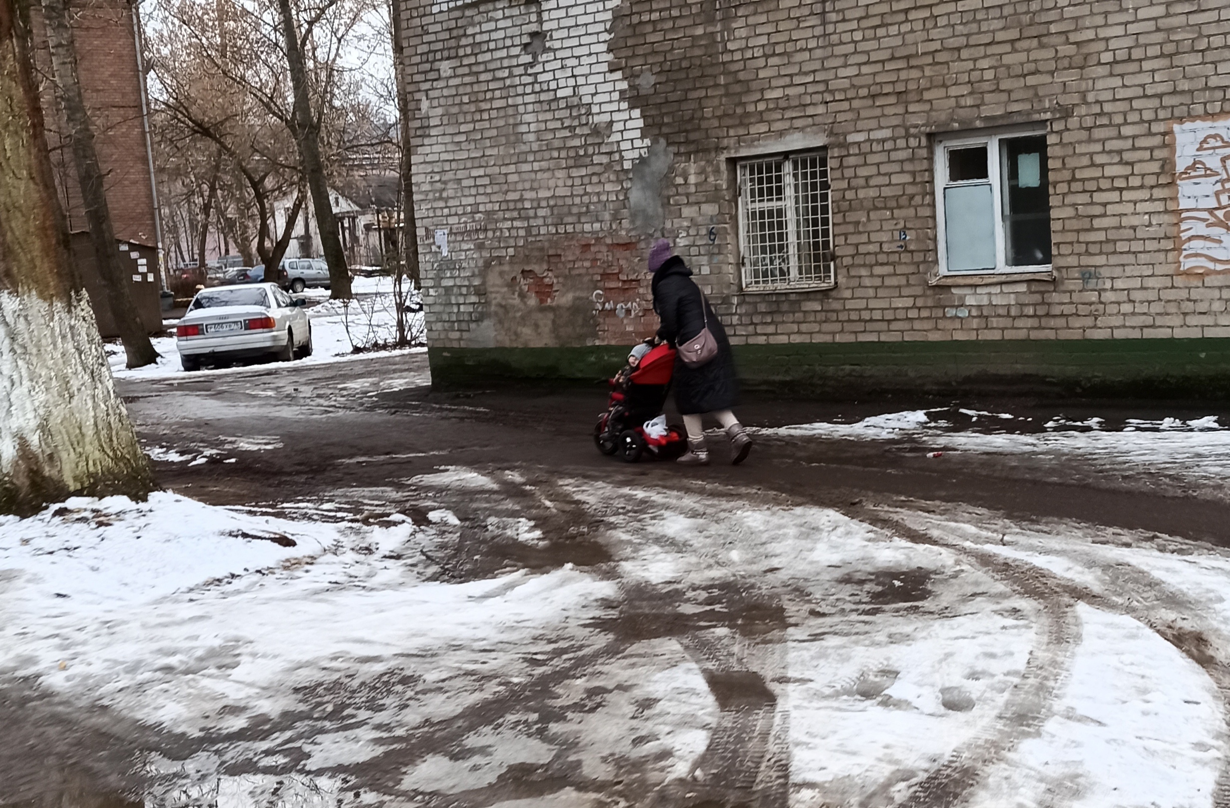 Неприятная погода. Гололед в Ярославле сегодня.
