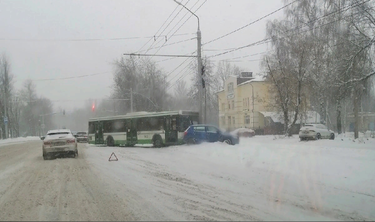 «Занесло на жиже»: в Ярославле автобус с пассажирами попал в ДТП 