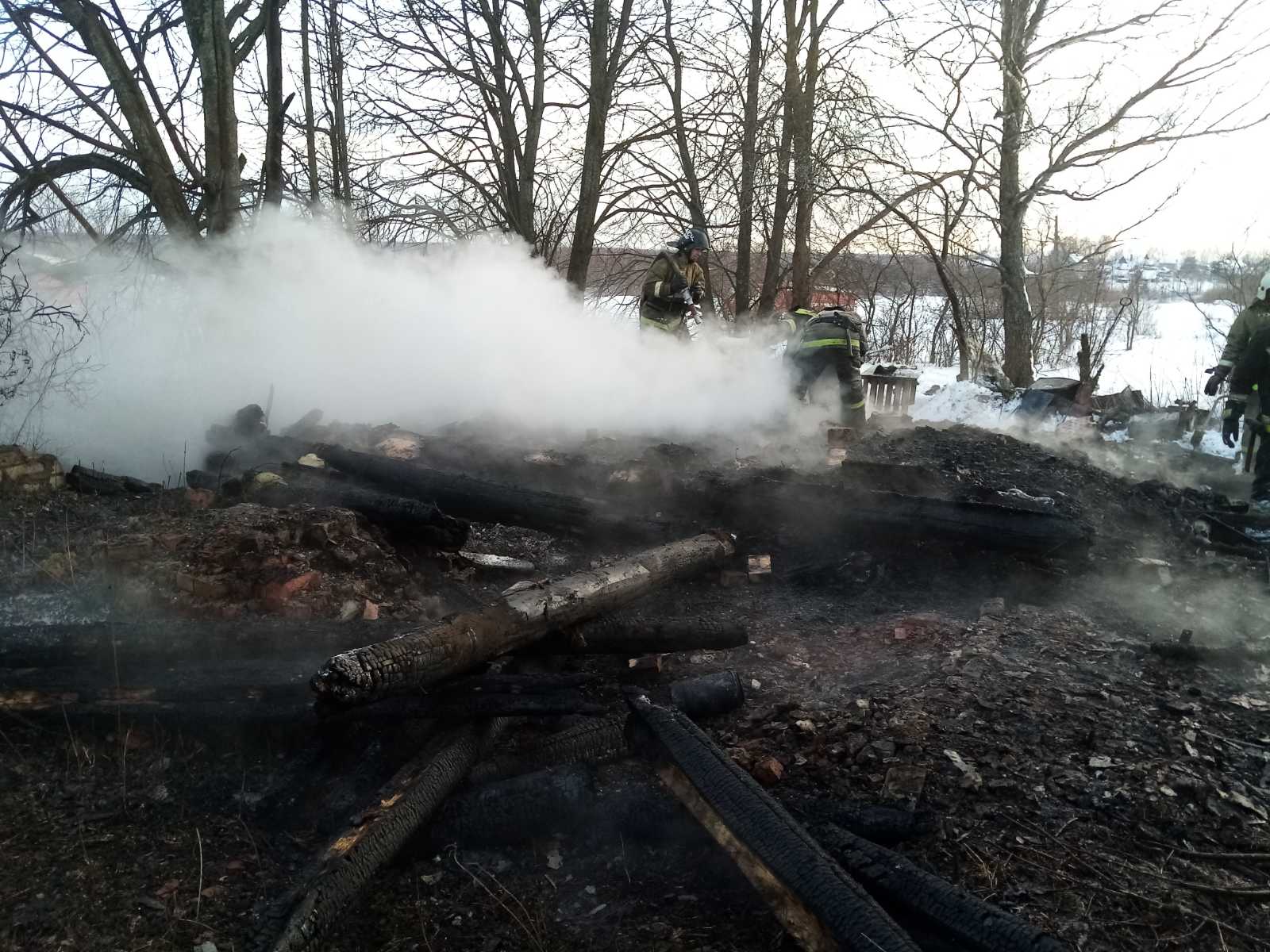 В панике выбегали из дома: в пожаре под Ярославлем пострадали люди