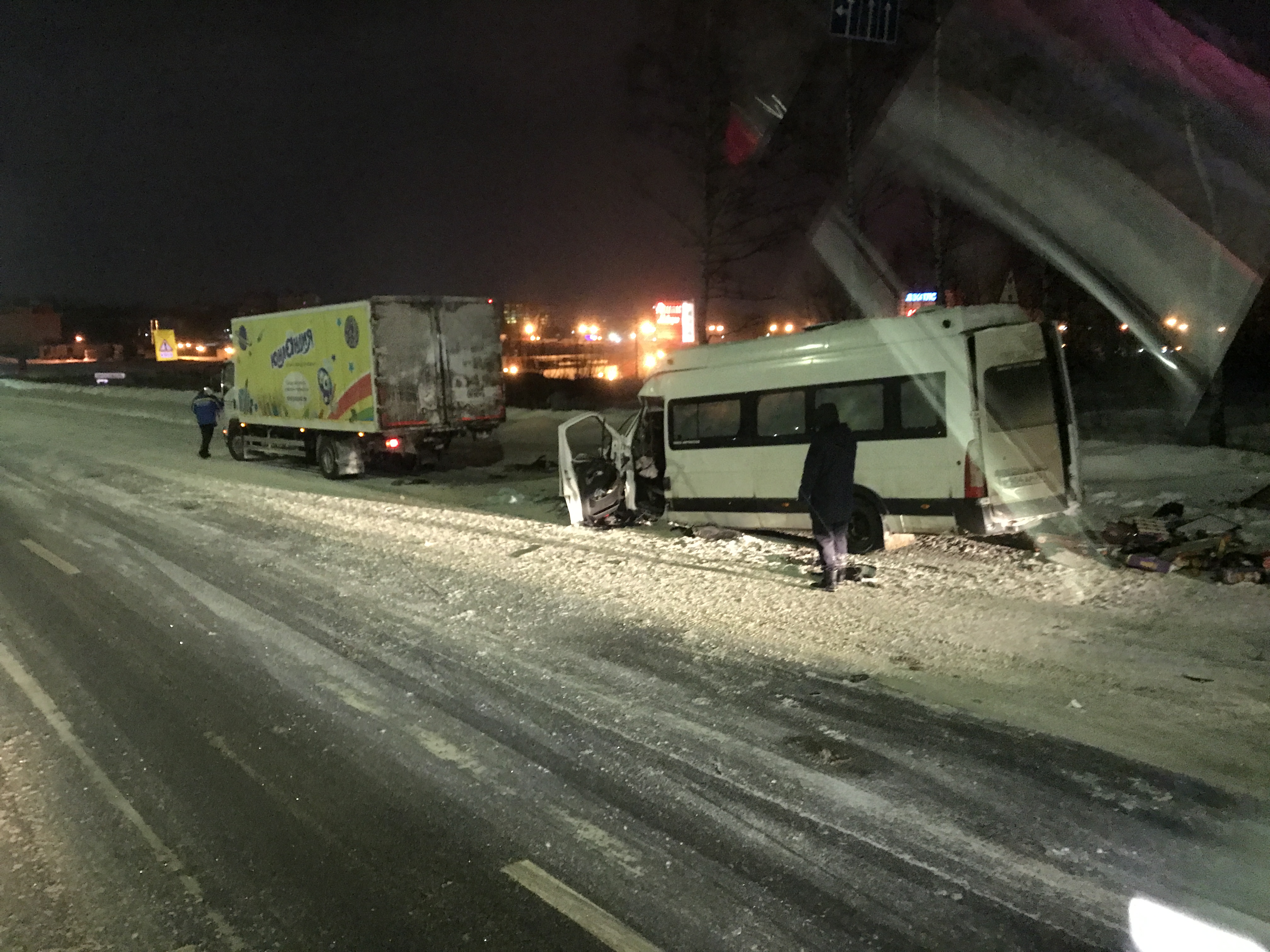 Оторвало колеса: в Ярославле микроавтобус с людьми попал в аварию